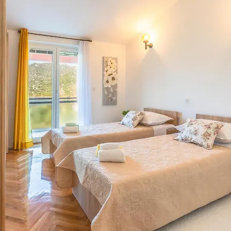 2 Bedroom Beautiful In Daire Peracko Blato