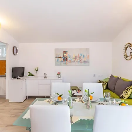 2 Bedroom Beautiful In Peracko Blato