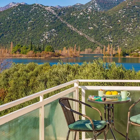 2 Bedroom Beautiful In * Peracko Blato